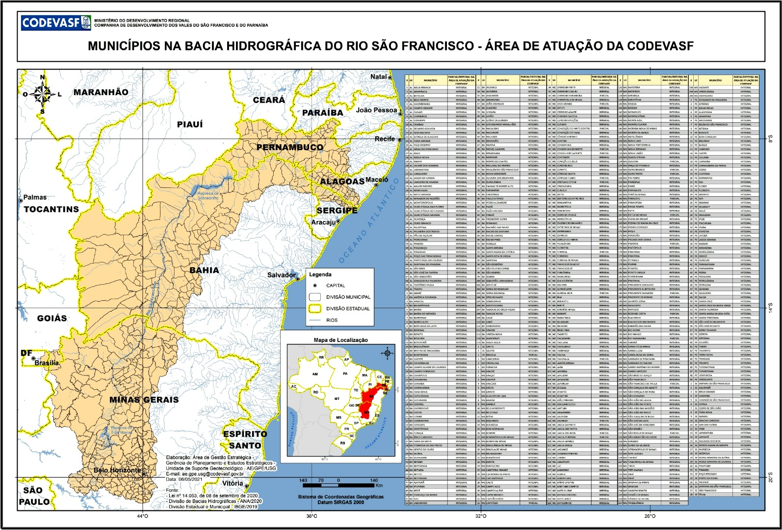Mapa da bacia hidrográfica do rio São Francisco, destacando em cor única os municípios incluídos na área de atuação da Codevasf, com limites municipais e estaduais, rios principais e um mapa de localização no canto inferior direito. À direita, há uma tabela extensa com os municípios listados.