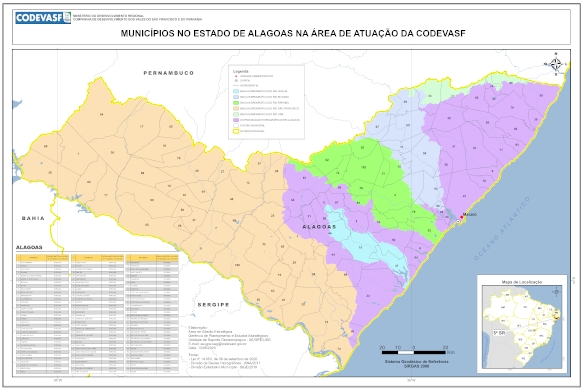 Mapa do estado de Alagoas com os municípios destacados em diferentes cores, indicando a área de atuação da Codevasf. O mapa mostra limites municipais e estaduais, rodovias, rios, uma tabela de municípios à esquerda e um mapa de localização no canto inferior direito.