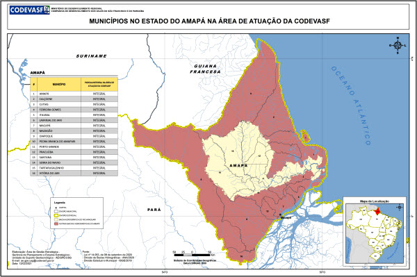 Mapa do estado do Amapá mostrando, em duas cores, os municípios incluídos e não incluídos na área de atuação da Codevasf. Há uma tabela de municípios à esquerda, limites municipais e estaduais, rios principais e um mapa de localização no canto inferior direito.
