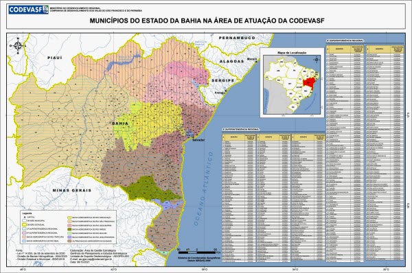 Mapa do estado da Bahia com municípios destacados em diferentes cores para indicar a área de atuação da Codevasf. O mapa exibe limites municipais, rodovias, rios, tabelas completas de municípios à direita e um mapa de localização no canto superior direito.
