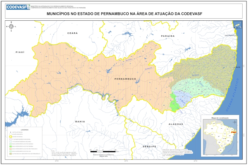 Mapa do estado de Pernambuco com municípios destacados em diferentes cores para indicar áreas de atuação da Codevasf. O mapa mostra limites municipais e estaduais, rios, estradas, legenda com identificação das bacias e um mapa de localização no canto inferior direito.