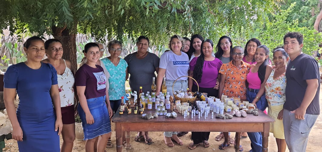 Apicultores capacitados para produzir cosméticos à base de mel, própolis e cera de abelha ganham nova fonte de renda 2.jpg Apicultores capacitados para produzir cosméticos à base de mel, própolis e cera de abelha ganham nova fonte de renda 2.jpg