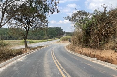 Estrada pavimentada em Minas Gerais