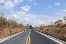 Estrada pavimentada em Minas Gerais