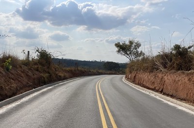 Estrada pavimentada em Minas Gerais