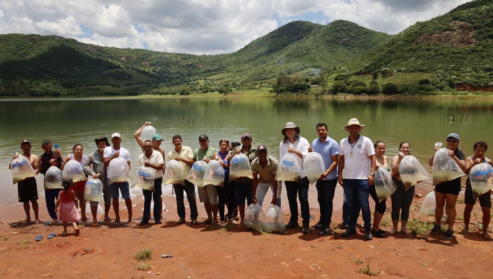Codevasf realiza peixamentos em barragens administradas pela Companhia.JPG Codevasf realiza peixamentos em barragens administradas pela Companhia
