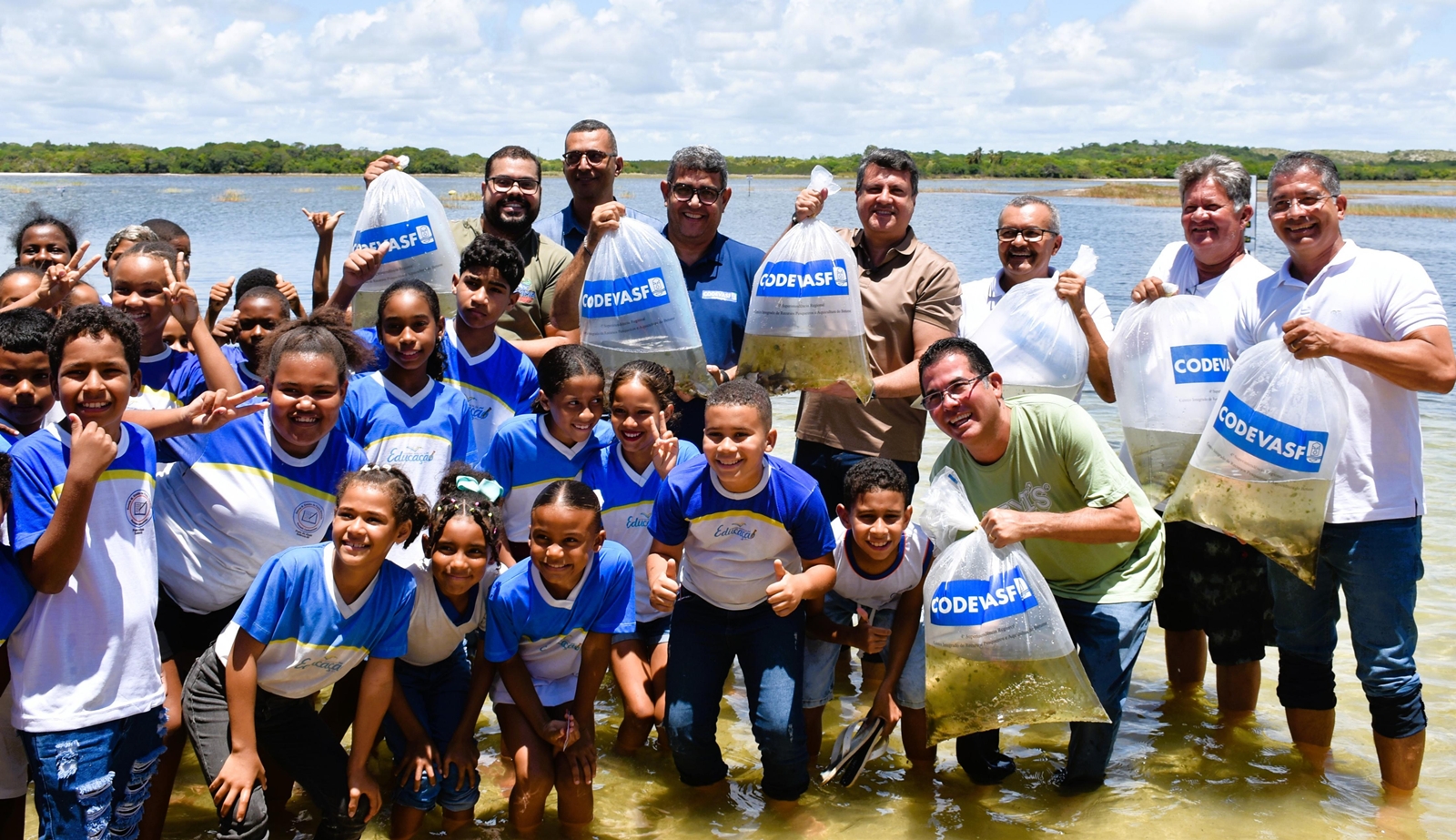 Peixamentos contribuem para desenvolvimento da Lagoa dos Tambaquis, em Sergipe 2.JPG Peixamentos contribuem para desenvolvimento da Lagoa dos Tambaquis, em Sergipe