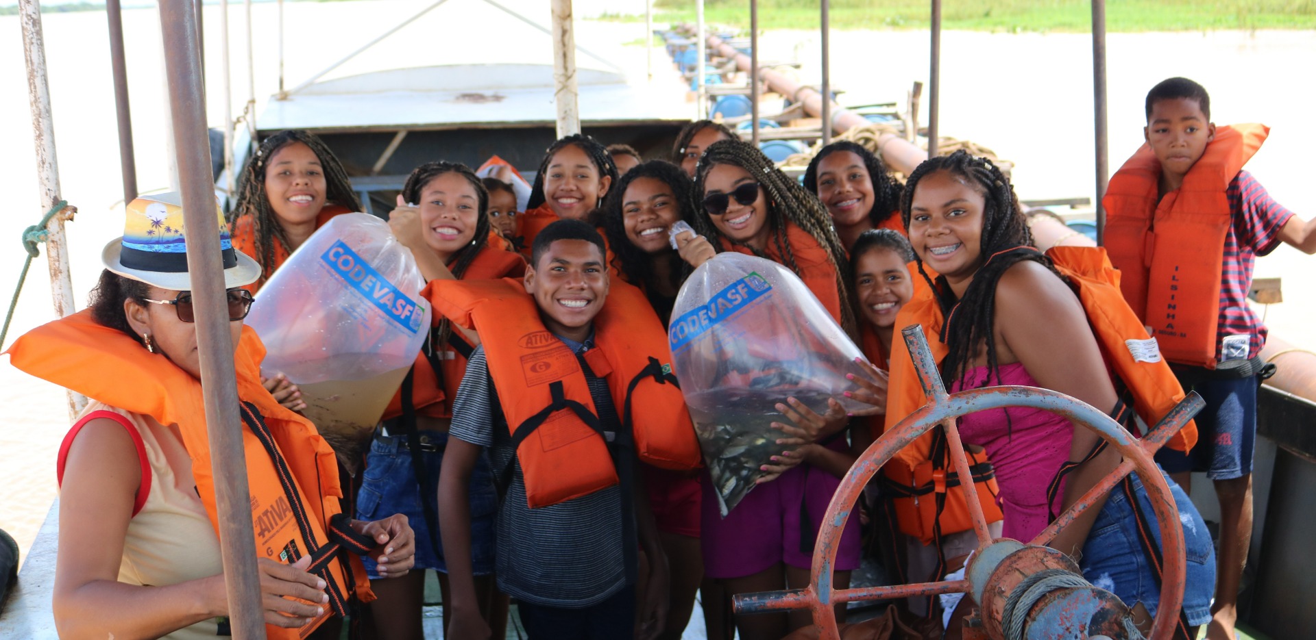 Peixamento da Codevasf na localidade de Barrinha, às margens do rio São Francisco, contou com a participação da comunidade e de visitantes.