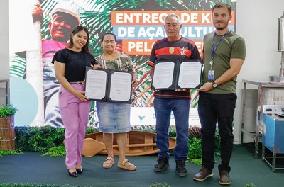 Evento de entrega de kits de açaicultura